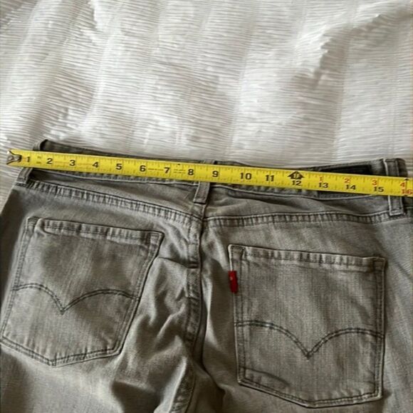 Levi’s Women’s 552 Mid Rise Straight 6 Short - Picture 2 of 6
